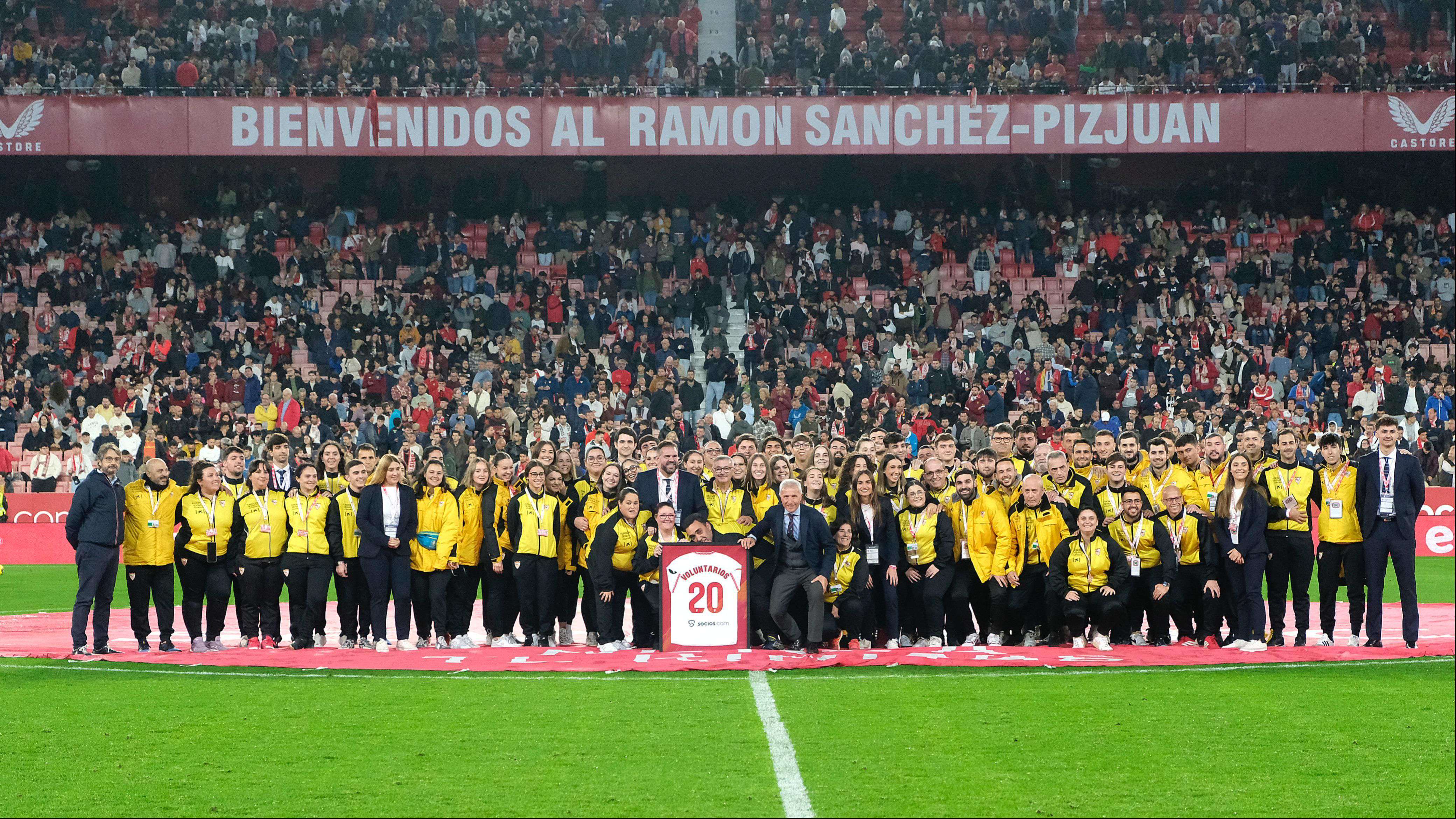 Edited-EMOTIVO-HOMENAJE-A-LOS-VOLUNTARIOS-EN-EL-PARTIDO-ANTE-EL-CA-OSASUNA