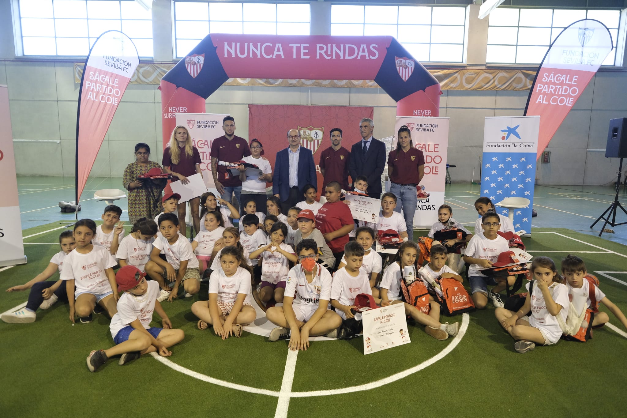 EL CEIP ANA MATUTE DISFRUTÓ CON LA VISITA EXCEPCIONAL DEL SEVILLA FC |  Sevilla FC